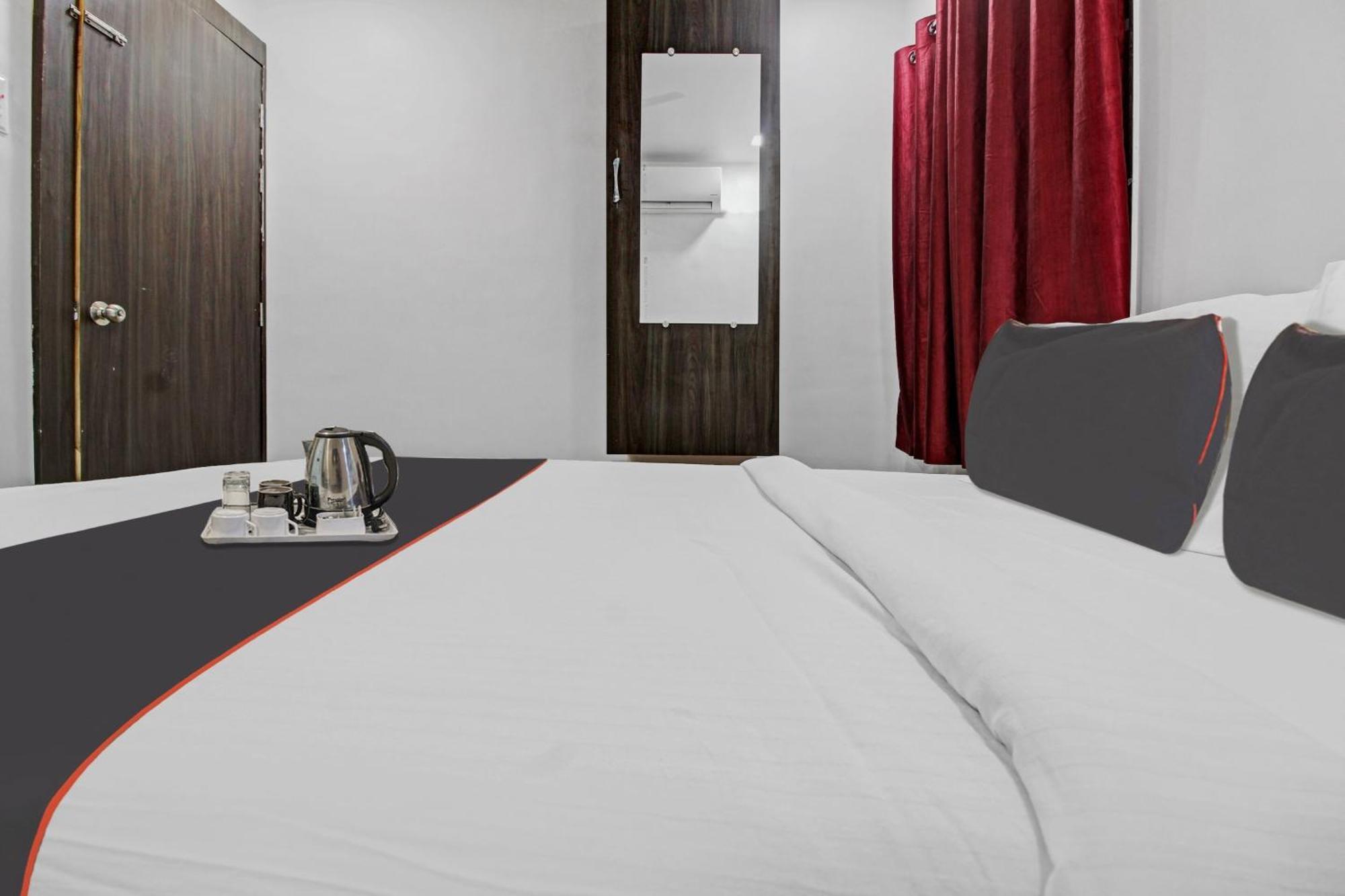 Collection O Sairaj Lodging & Boarding 호텔 Shikrapur 외부 사진