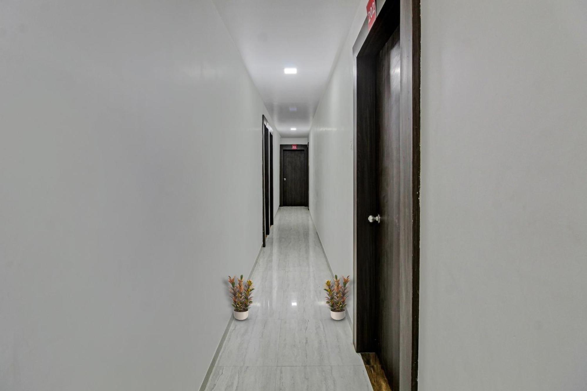 Collection O Sairaj Lodging & Boarding 호텔 Shikrapur 외부 사진