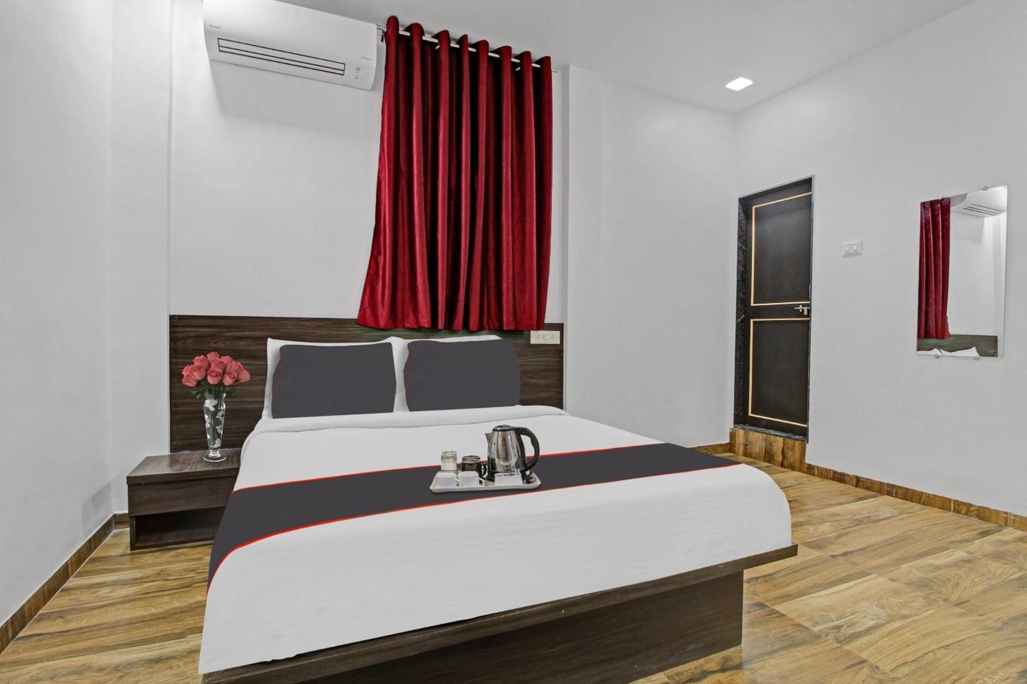 Collection O Sairaj Lodging & Boarding 호텔 Shikrapur 외부 사진
