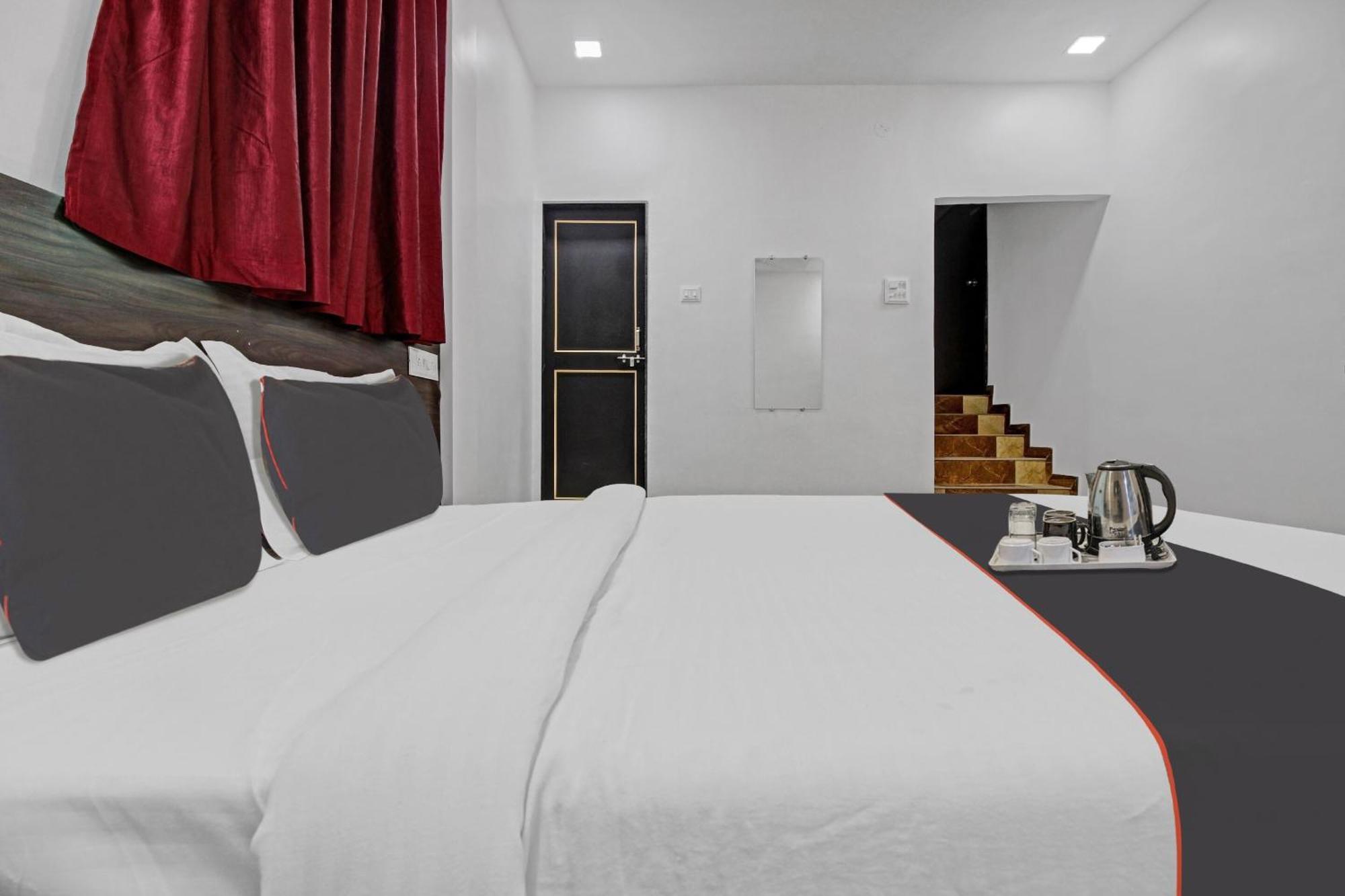 Collection O Sairaj Lodging & Boarding 호텔 Shikrapur 외부 사진