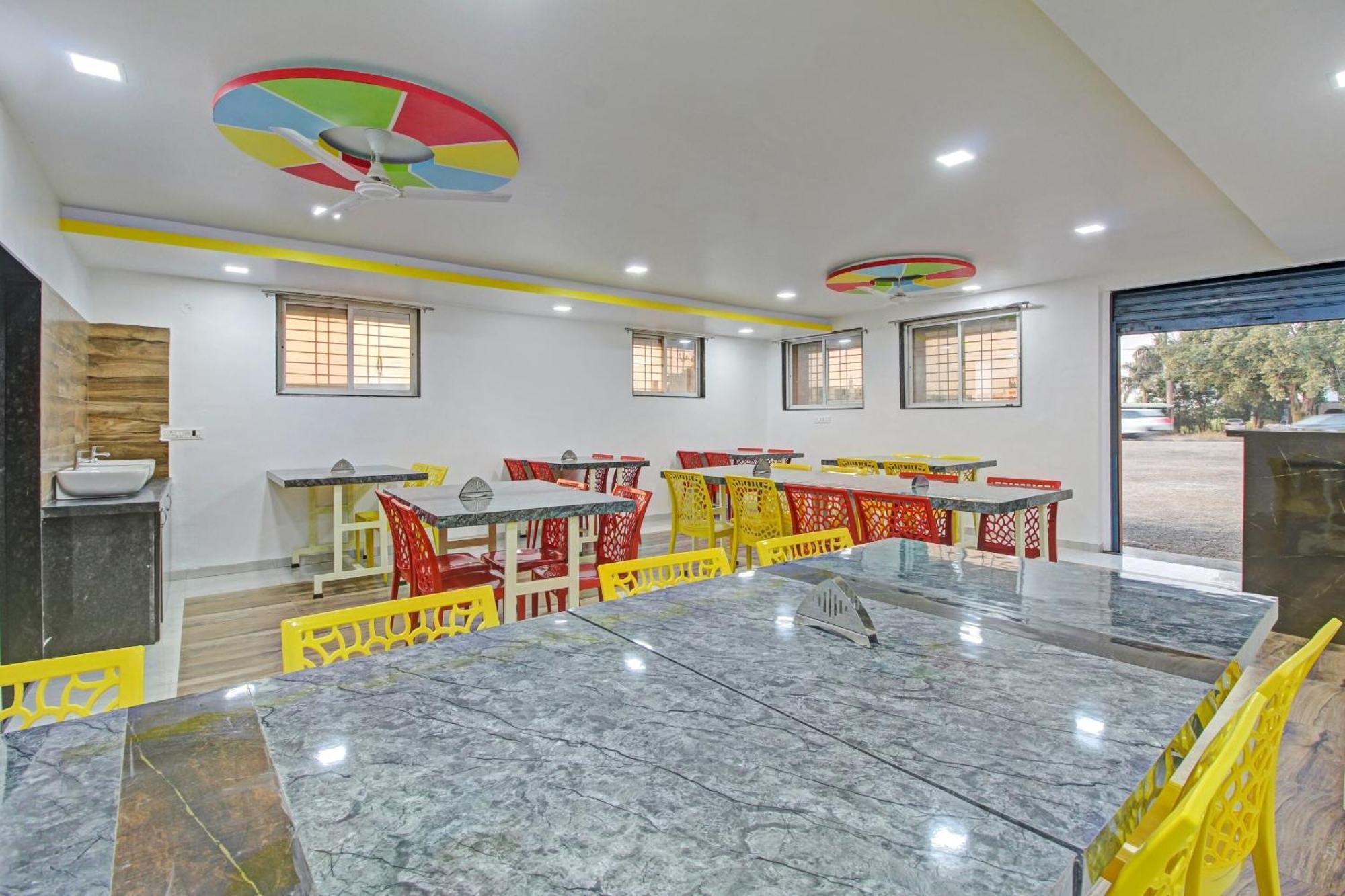 Collection O Sairaj Lodging & Boarding 호텔 Shikrapur 외부 사진