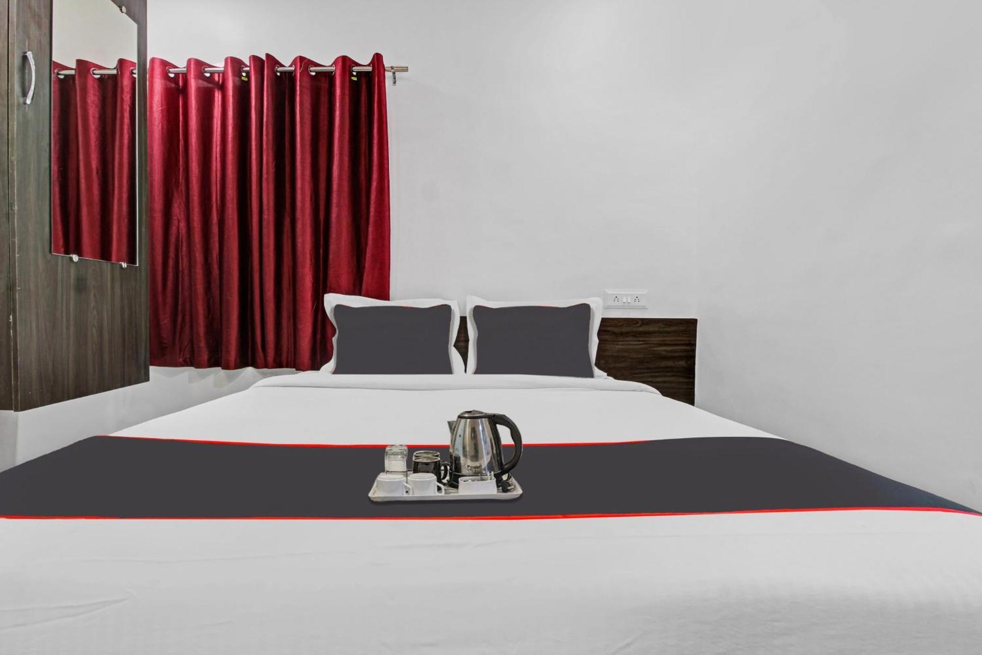 Collection O Sairaj Lodging & Boarding 호텔 Shikrapur 외부 사진