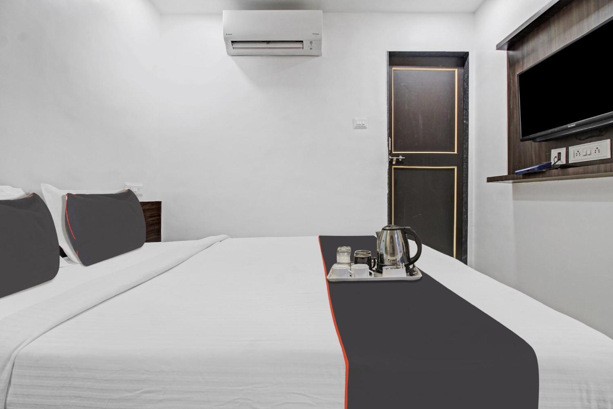 Collection O Sairaj Lodging & Boarding 호텔 Shikrapur 외부 사진