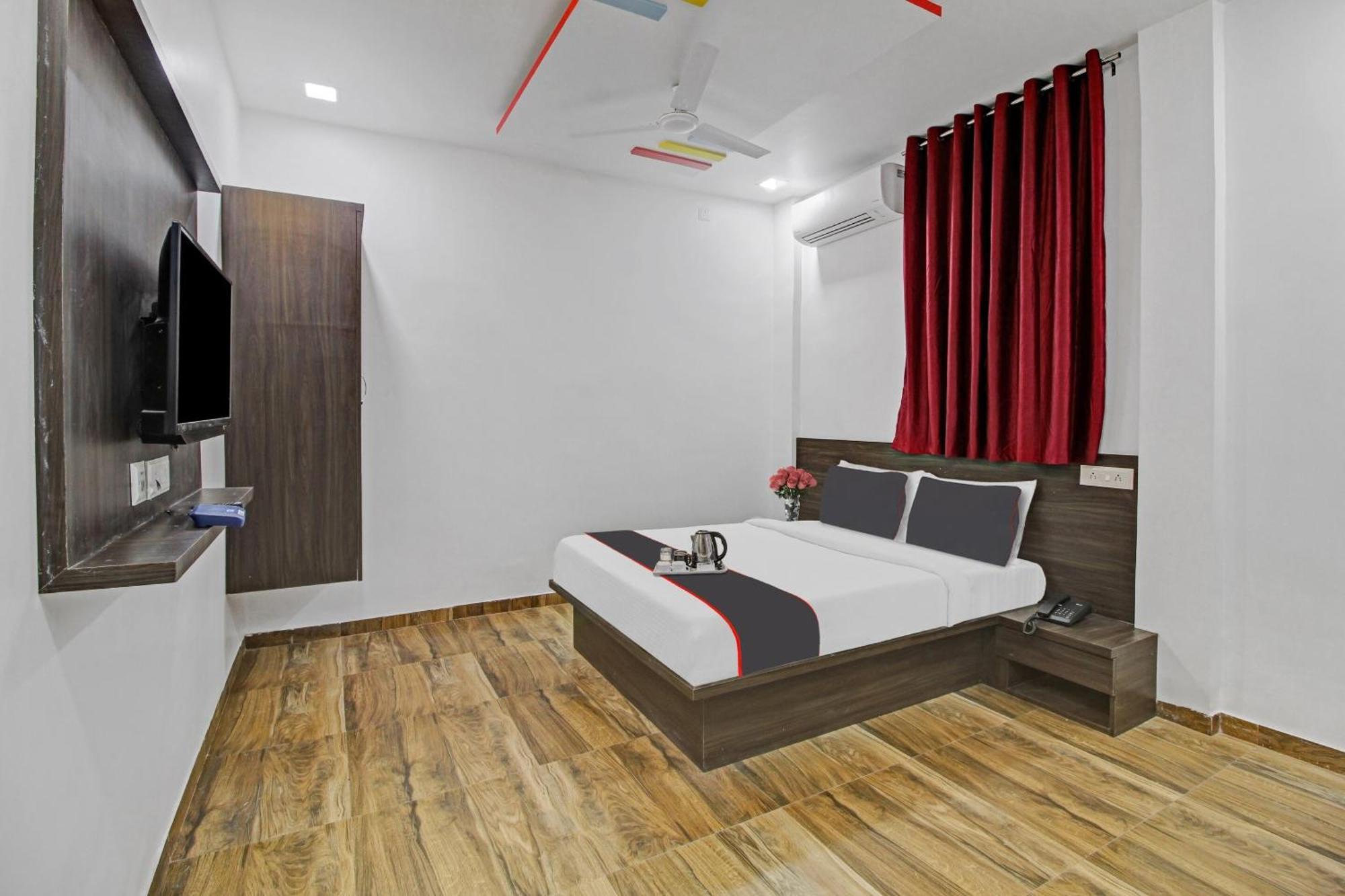 Collection O Sairaj Lodging & Boarding 호텔 Shikrapur 외부 사진